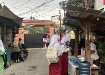 Hidup dalam Kepulan Truk: Elektrifikasi Tersangkut Harga dan Kebijakan