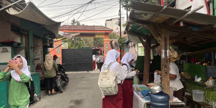 Hidup dalam Kepulan Truk: Elektrifikasi Tersangkut Harga dan Kebijakan
