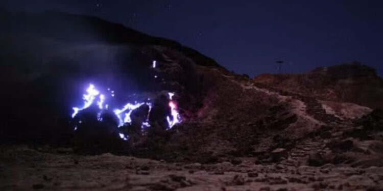 “Blue Fire” Papandayan Viral, Begini Asal-Usulnya