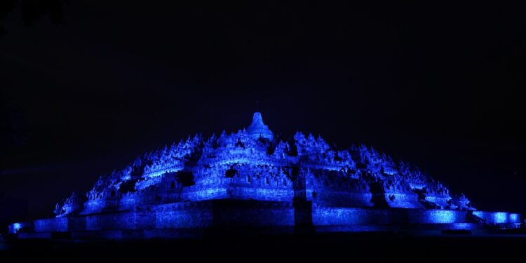 Monas, Borobudur, dan IKN Bersinar Biru Serukan Perdamaian dan Solidaritas Global