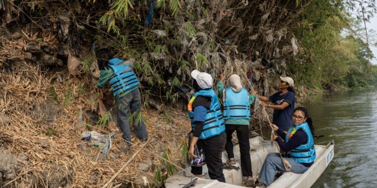 Mengenali Ikan Endemik Kali Surabaya Sembari Bersihkan Sungai dan Tanam Pohon