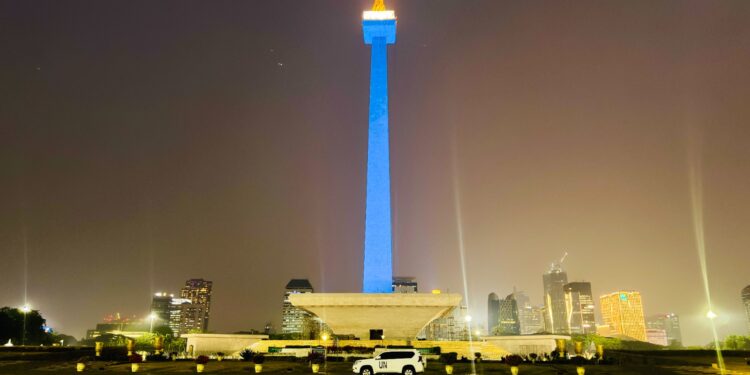 Monas, Borobudur, dan IKN Bersinar Biru Serukan Perdamaian dan Solidaritas Global